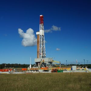 Viscosity monitoring for fracturing fluid systems used for hydraulic fracturing of oil and gas wells