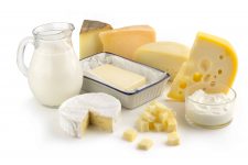 Sortiment von Milchprodukten isoliert auf weißem Hintergrund