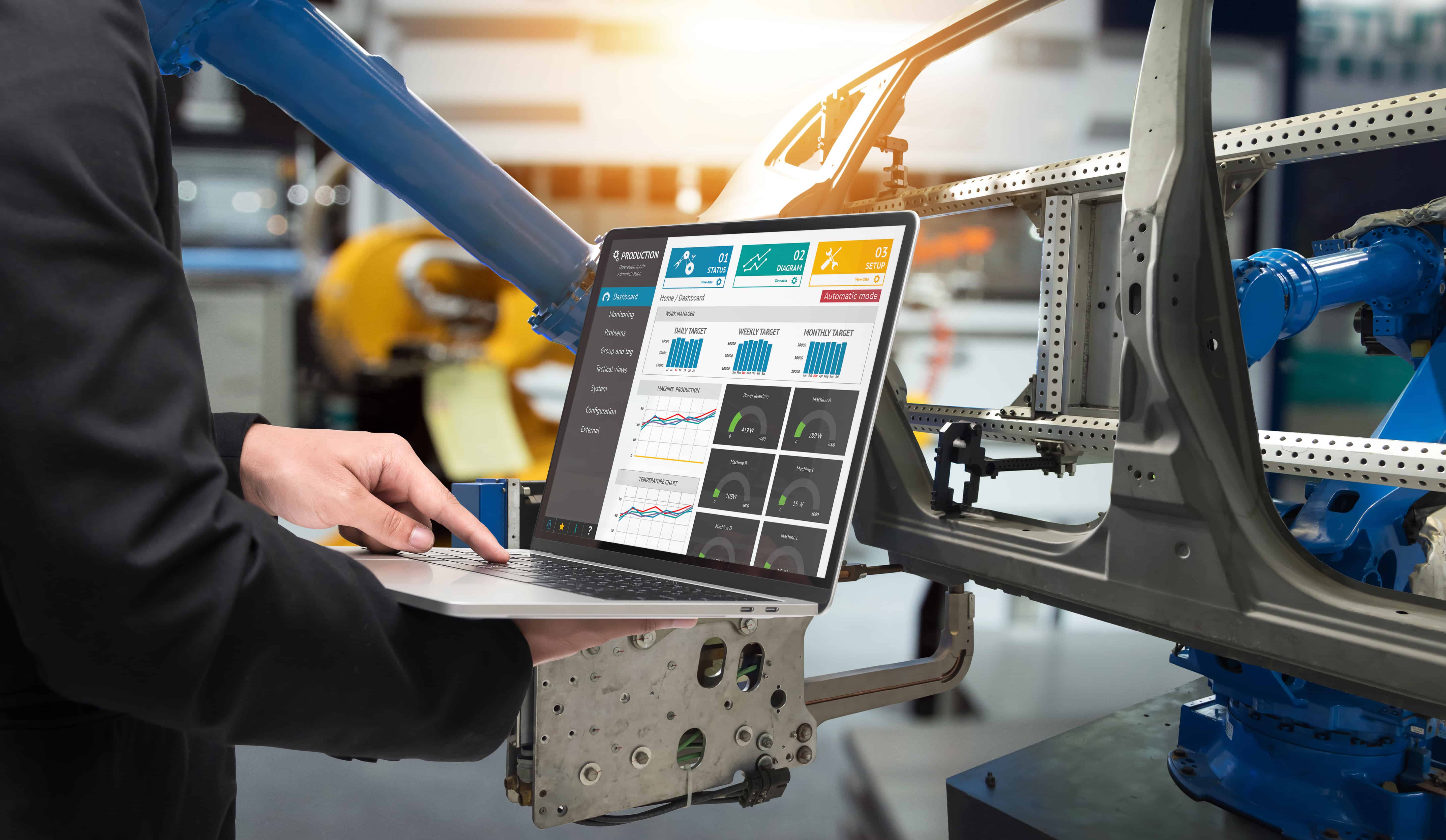 Männlicher Manager-Hand-Laptop zur Überprüfung der Echtzeitanwendung des Produktionsüberwachungssystems in der industriellen Smart Factory. Automatisierte Fördersysteme für Pakettransfermaschinen Industrie 4.0 und iot-Konzept.
