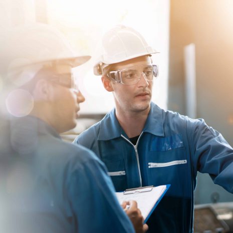 Professioneller Ingenieur, Arbeiter, Mann Qualitätskontrolle, Wartung, Check-in Fabrik, Lager Werkstatt für Fabrikbetreiber, Ingenieur Kontrolle. Professioneller Ingenieur, Arbeiter, Mann Qualitätskontrolle, Wartung, Check-in Fabrik, Lager Werkstatt für Fabrikbetreiber, Ingenieur Kontrolle.