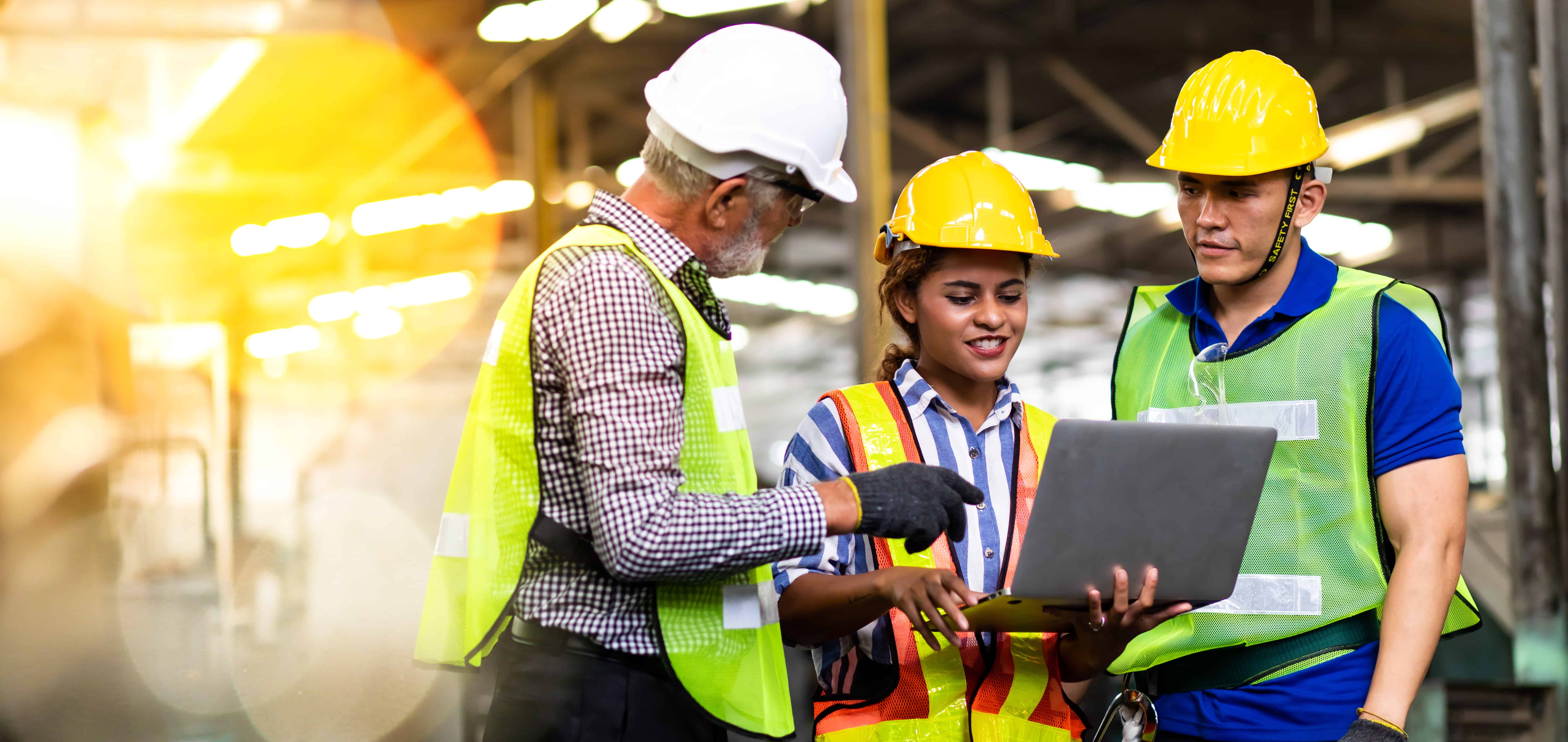 Professionelles Maschinenbauingenieur-Team, das am Personal Computer in der industriellen Fertigungsfabrik für Metalldrehmaschinen arbeitet. Ingenieur Betriebsdrehmaschine Maschinen. Produktqualitätsprüfung